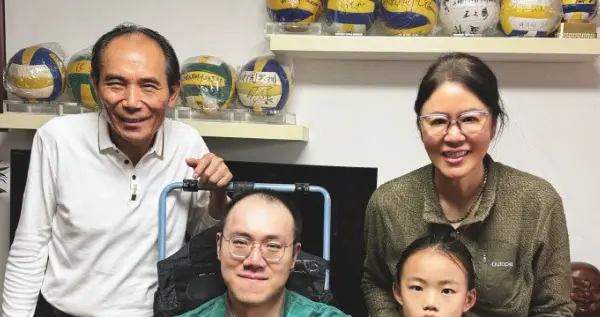 汤淼试管女儿正面照曝光！瘫痪19年有望站起，现任和前妻相处和谐