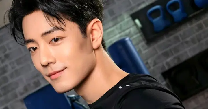 肖战扶车令人感动不已！肖战转发央视新闻，彰显艺人爱国情怀