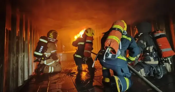 可怕的“回燃”：火灾时为什么不能贸然打开门窗？