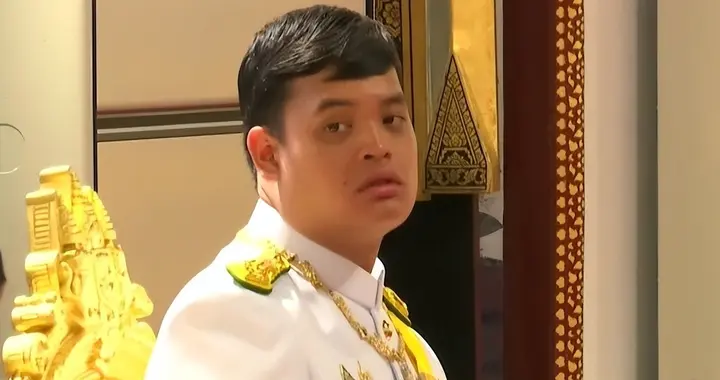 长姐如母！帕公主葬礼上，提帮功神情悲伤眼神无助，还险些出洋相