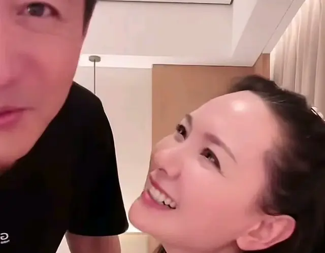 郭晓冬现身程莉莎直播间，观看人数狂飙至10万，程莉莎秒变迷妹