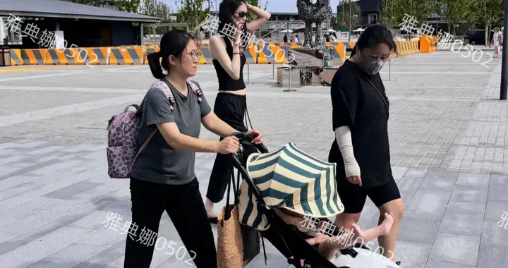 阿那亚偶遇何穗，本人好瘦好高白到发光，她跟保姆带娃不见陈伟霆