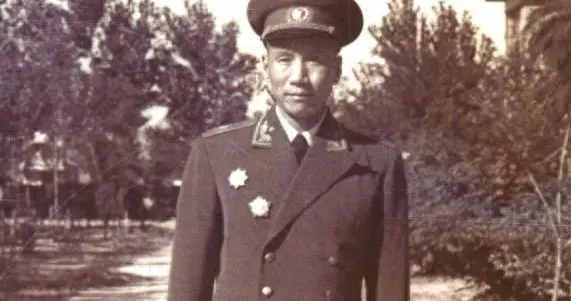 国军团长陈锐霆投奔新四军后，在夜里被人连捅3刀