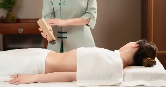 艾灸能调理身体吗？中医医生：适合艾灸体质与部位，避开 3 个误区