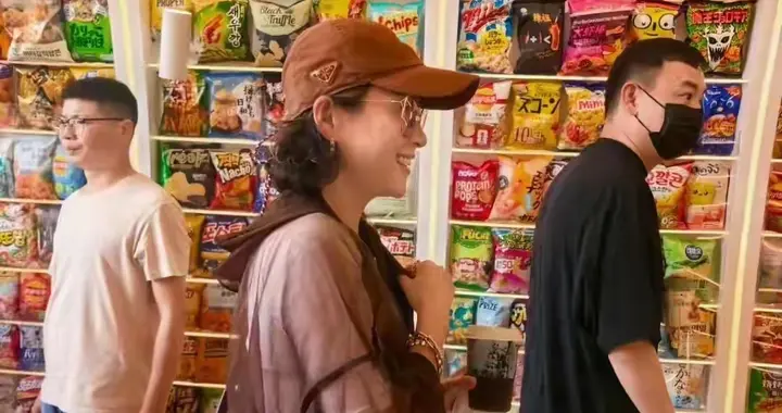 章子怡为汪峰孩子买零食，感谢醒宝姐姐来支持，表现低调亲民