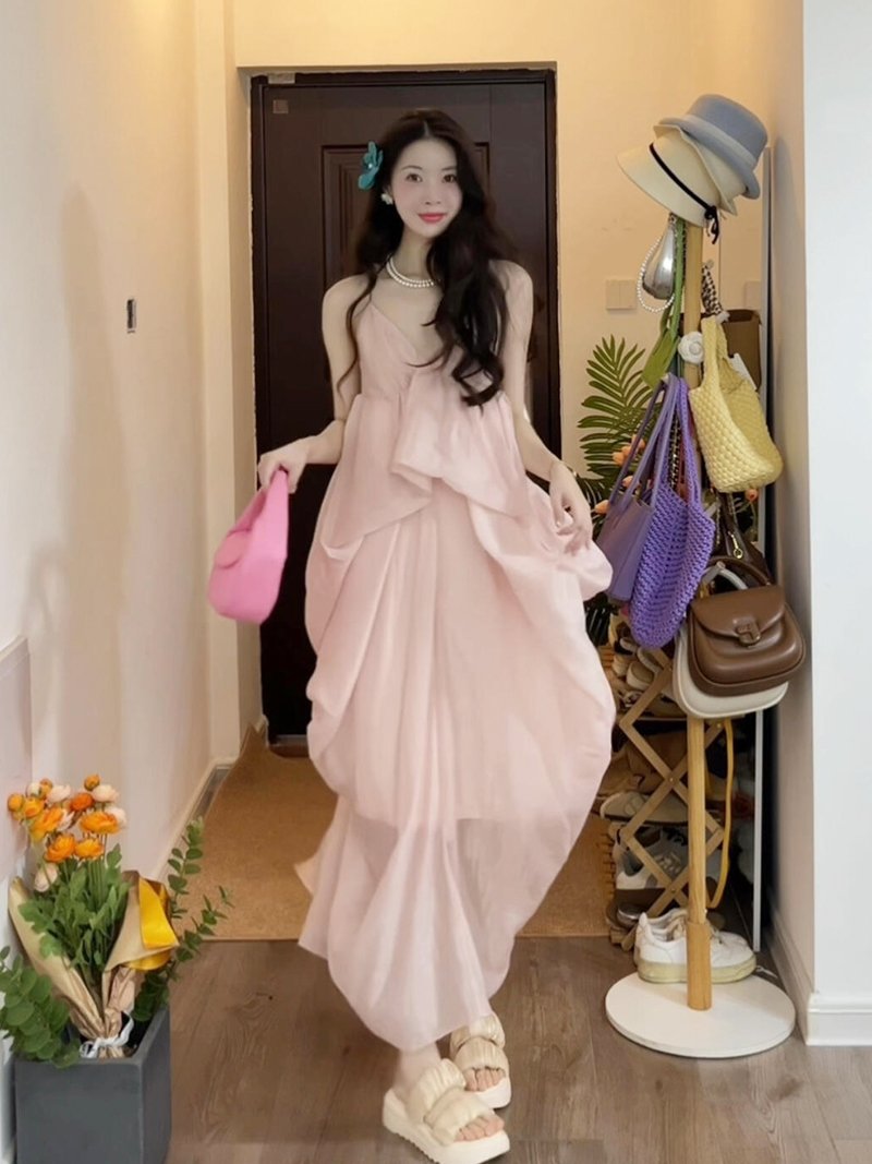 法式粉色不规则吊带连衣裙多巴胺绝美沙滩裙