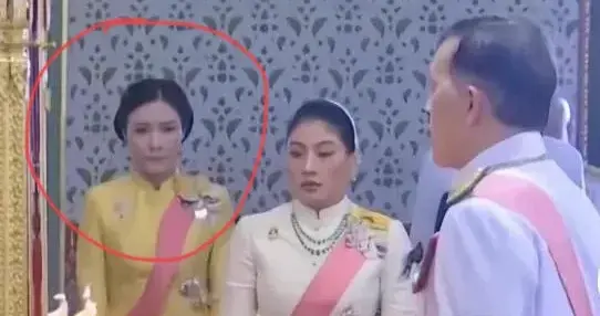 庆典名场面：泰王目光落向诗妮娜，贵妃谦卑自持，转变引人深思
