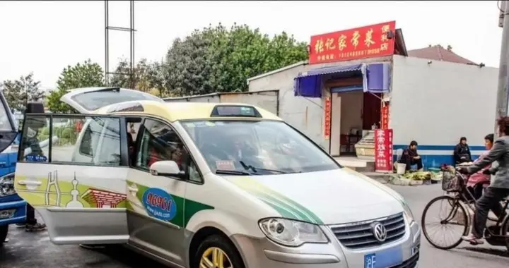 世纪广场排队的出租车在等谁？我溜达一圈终于看懂了，原来上海现在只剩下老...