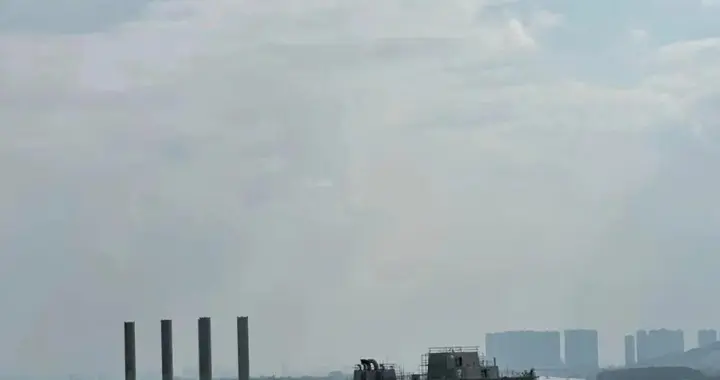 中国海军灰新舰曝光，艉部设备不一般，第二艘疑似无人母船来了