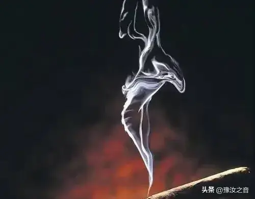 神奇！香烟的烟雾竟然缭绕出一幅幅美丽少女图