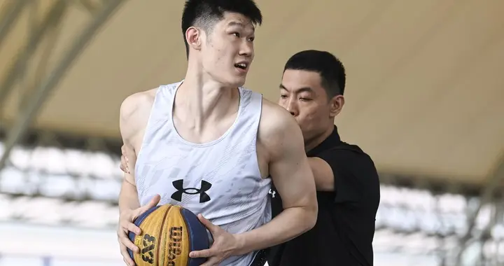大白边走了，上海继续夺冠急需补强内线，不惜花巨资争夺胡金秋