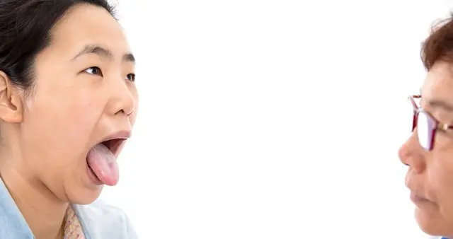 男人身体强不强，看舌2处就够！舌根厚薄+舌中凹陷，中医教你自测