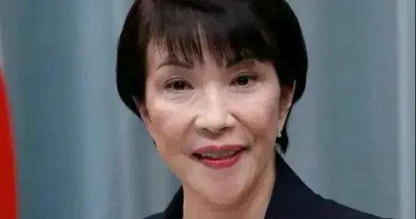 不演了，日本地对舰导弹竖起，马克龙连夜飞日本：急见高市早苗