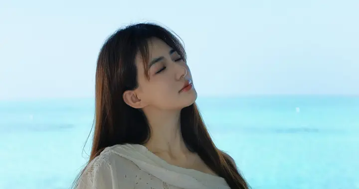 徐璐纯白斜肩连衣裙，身材很曼妙