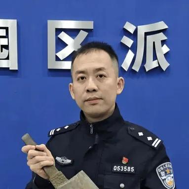 草野沐春晖：近日，浙江湖州一对老夫妻在河