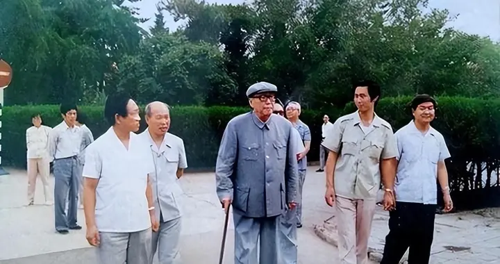 这位开国上将特殊在哪里？任副国级34年，儿子也达副国级