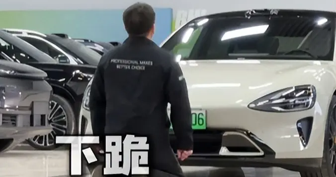 当二手车商在小米SU7前下跪哭穷，背后真相是什么？