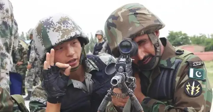 军演开始，巴铁官兵在华练枪，中方决不许侵占藏南，印度以一挑二