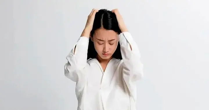 一个男的,晃进楼下小卖部.