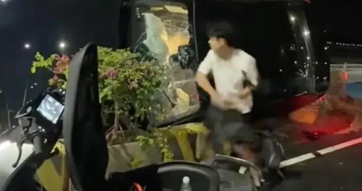 “全网破防！”汕头凌晨三点街头，18岁少年拆电池破窗救人