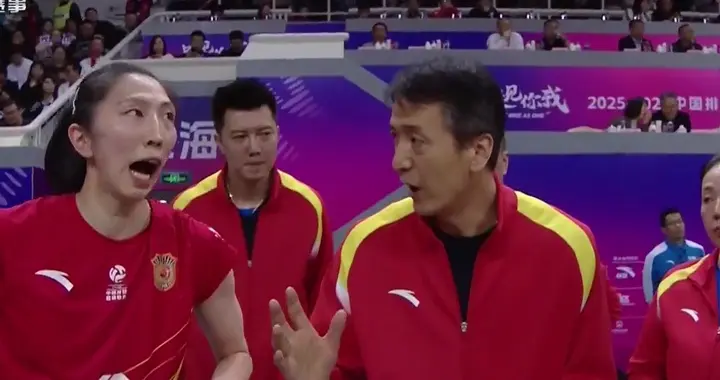 女排联赛巅峰对决：上海女排3:0战胜江苏女排，时隔25年再登顶