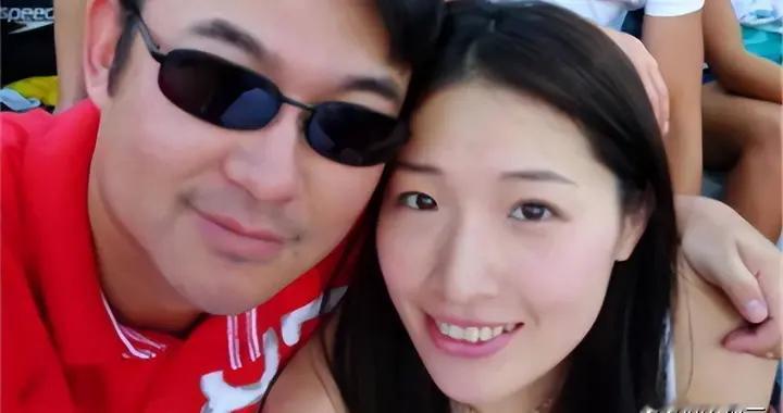 离开鲍春来后，她嫁大10岁丈夫连生一儿一女，如今已是大学教授