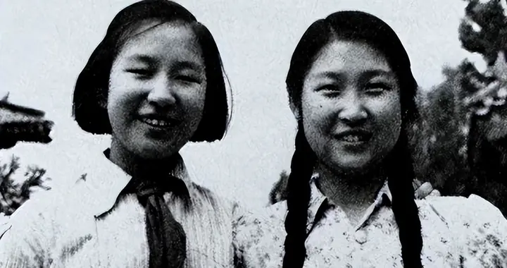 58年，李讷赴江西看望贺子珍，见面后喊她一声“妈妈”