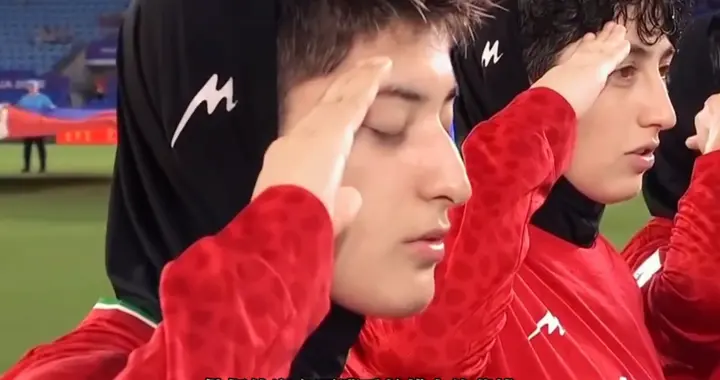 即使销烟四起，难阻追逐梦想！伊朗女足赛前再次高唱国歌齐...