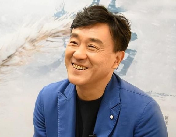 何冰：吃饭白捡一个媳妇，结婚后被拿捏26年，她到底有什么魅力？