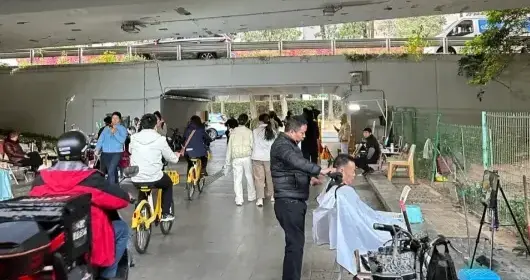 为什么有人能在深圳富人区的桥洞下，靠10元的小摊月赚八千?