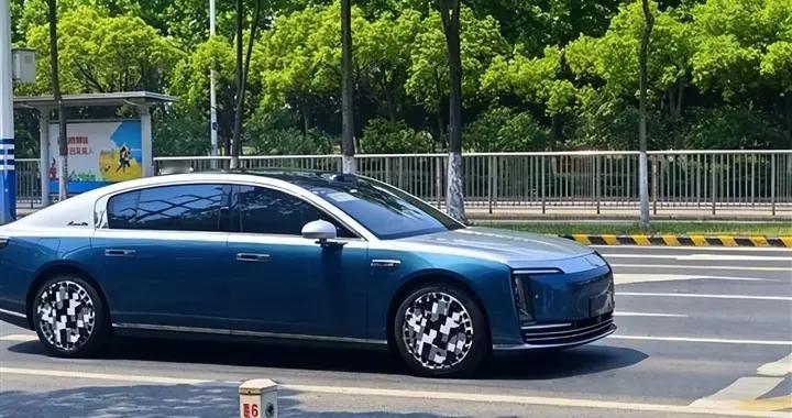 尊界 S800 Grand Design 实车曝光 余承东目标售价 200 万