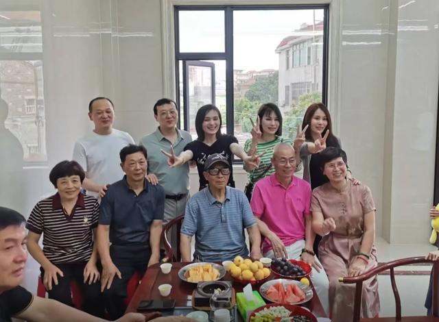 幸福！瑾汐亲生父母一家与莆田父母拍世纪大合照，瑾汐全程笑开花