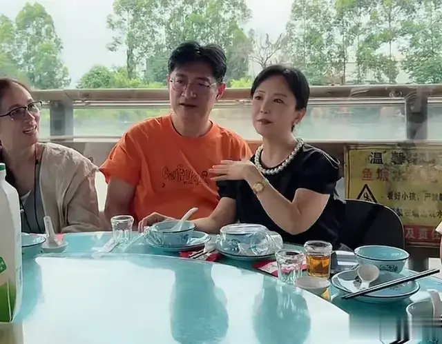 曝62岁黄安与原配离婚，新任老婆漂亮有气质，更多细节被扒