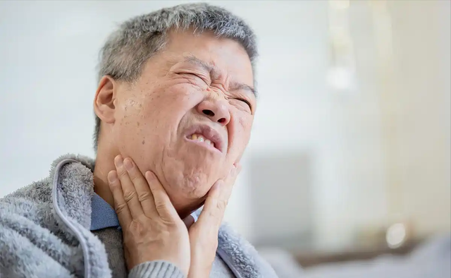 大雪节气，建议咽喉炎患者，除忌口，牢记睡前3不要，醒来2坚持