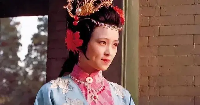 想欣赏“秦可卿淫丧天香楼”细节？不妨看看鲍二媳妇是怎么死的！