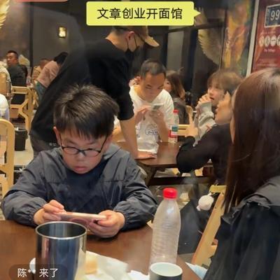 平羌晓雨：这几天，文章开的面馆火得一塌糊