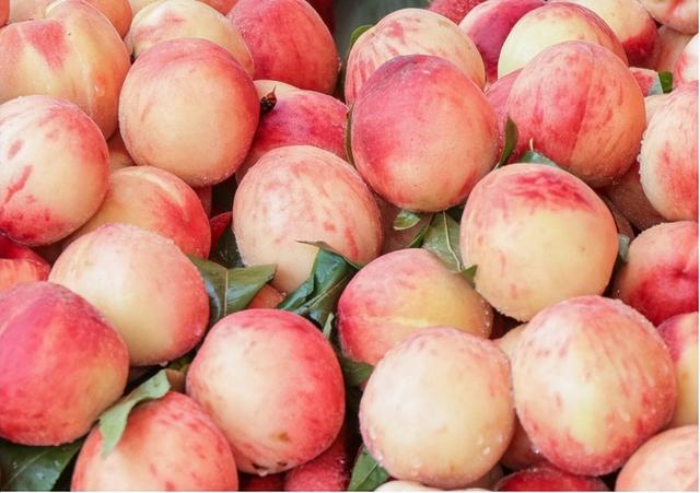 桃子是心脏“强化剂”？提醒：常年心脏不好的人，这3物不妨多吃