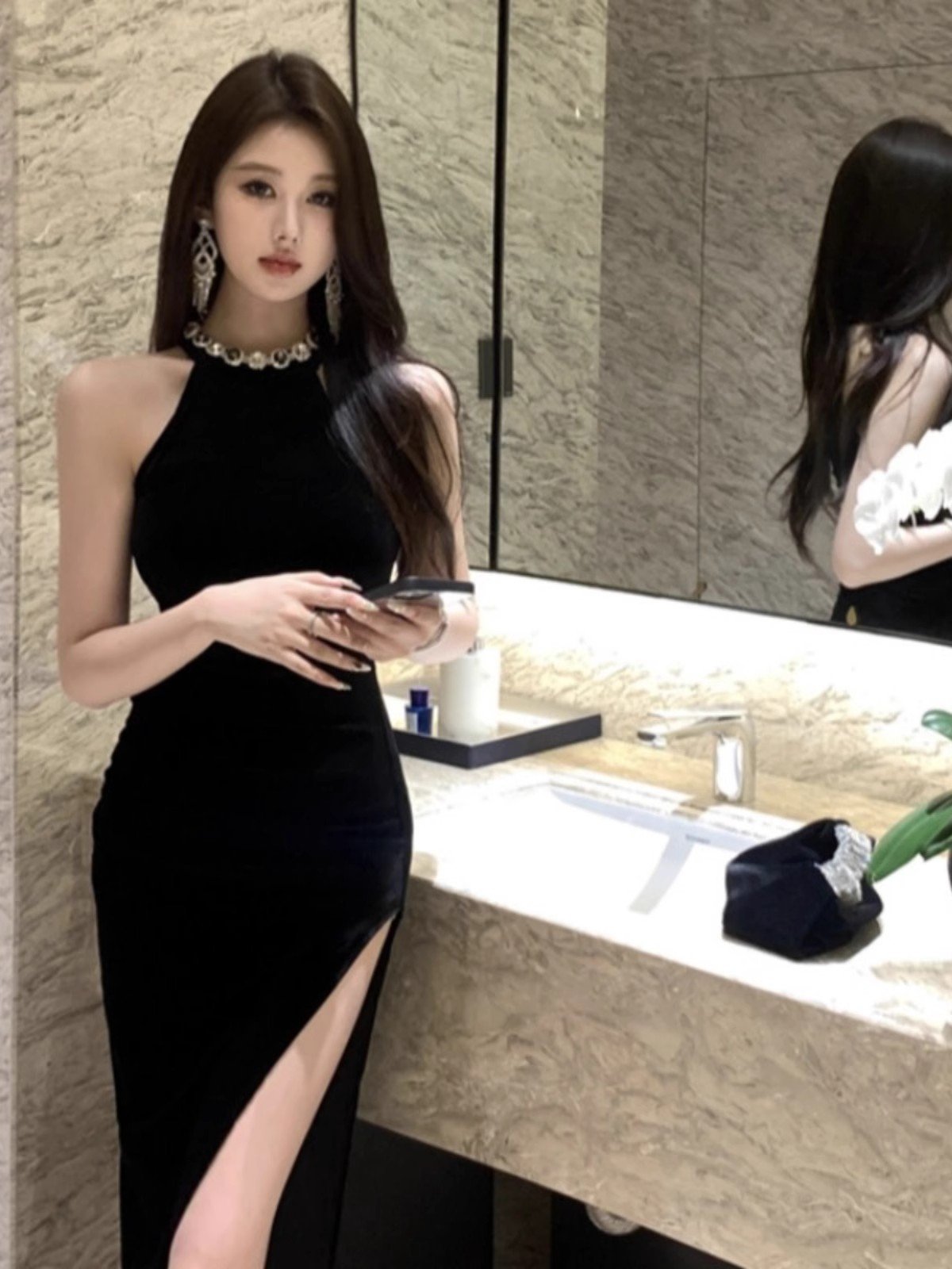法式气质名媛黑色丝绒挂脖连衣裙女秋冬高级