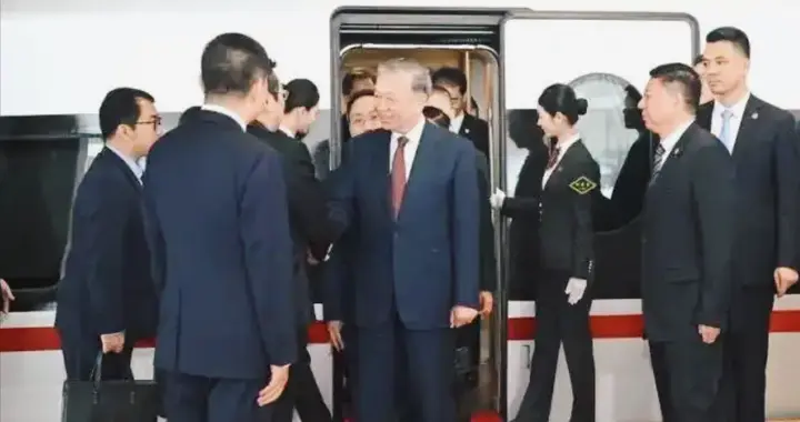 苏林抵京后直奔高铁站！外国政要访华，为啥都对“复兴号”上头？