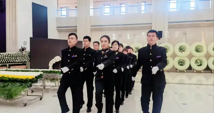 殡葬师提醒：参加白事最容易失礼的不是穿错衣服，是这4个细节