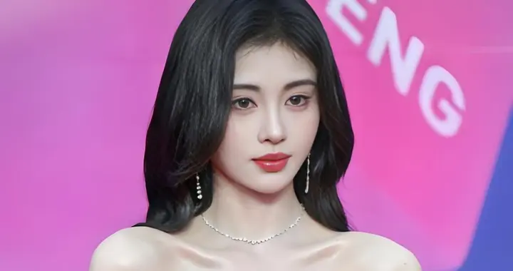 鞠婧祎举报门上热搜！3900万收入差额曝光，娱乐圈阴阳合同藏不住