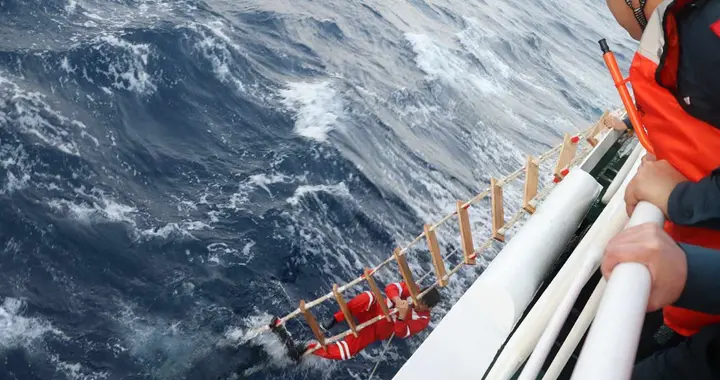 外籍货船南海遇险,中国海警迅速搜救,救起船员17人