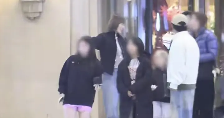 黄渤带家人跟朋友聚餐！大女儿长高不少，小欧染了发，身材超好的