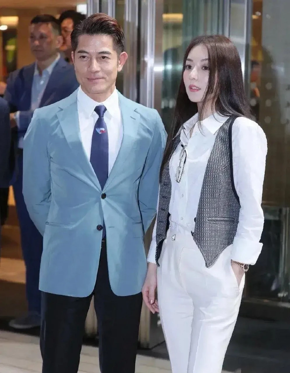 方媛携俩女儿香港逛街带菲佣随行，原生生图尽显状态短板   近日网友偶遇...