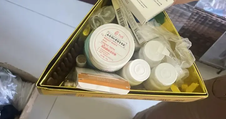 把保健品藏进被窝；为了买"神药"，他吞安眠药逼女儿妥协