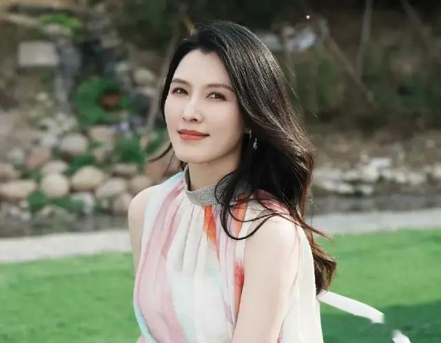 徐洁儿一袭无袖长裙，步伐轻盈，笑容明媚如花