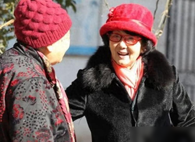 六七十岁中国大妈，帽子别戴“太婆帽”和“针织帽”，这些更减龄