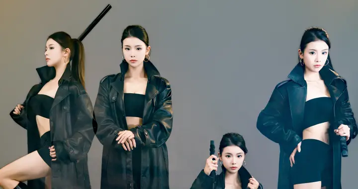 她的容颜如同一幅精美的画作，吸引着你的目光。