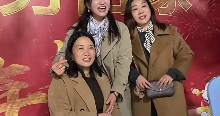 谢浩男小姨又发私房照，许健华开怀大笑