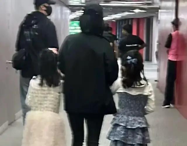 谢娜带着跳跳俏俏看张杰演唱会，姐妹花穿着公主裙，鞋子还会闪灯